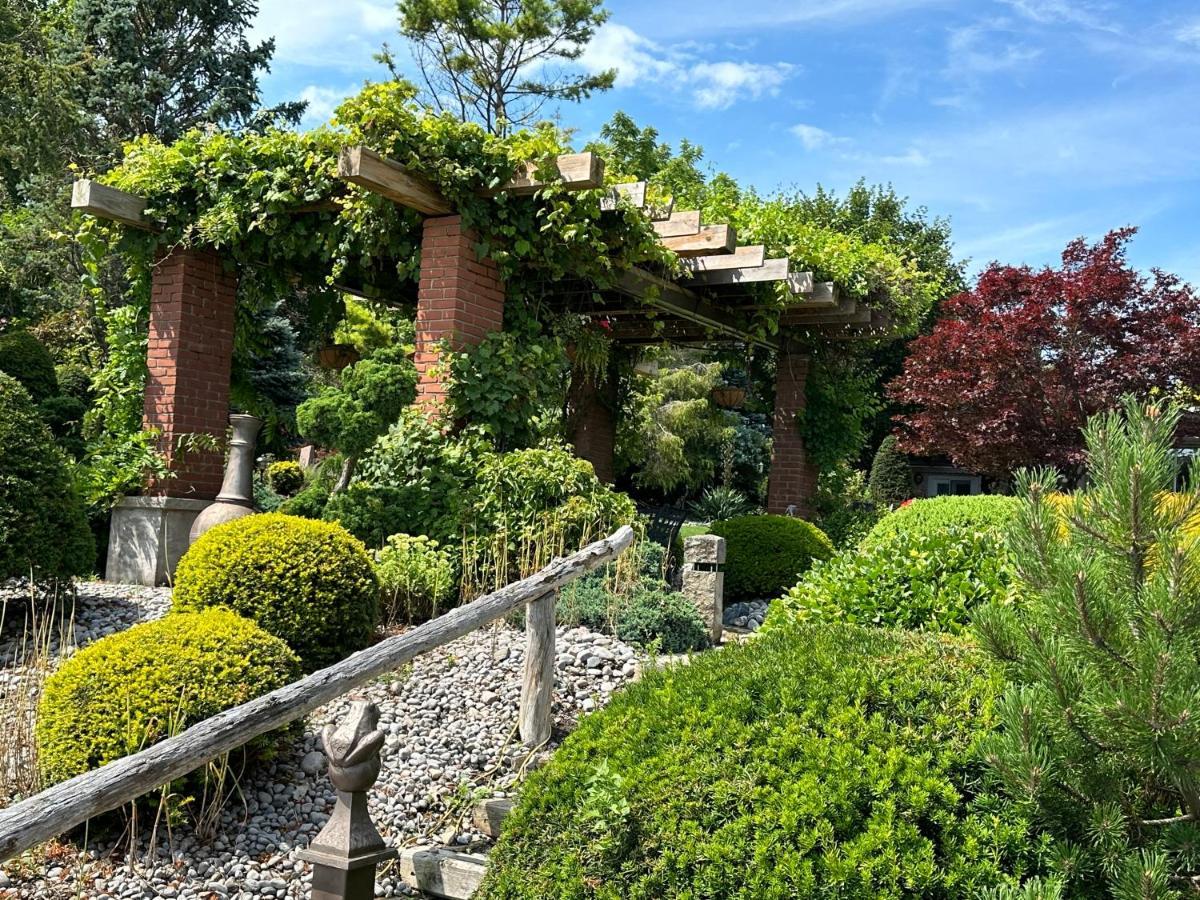 The Wind In The Willows - Luxury Lakefront Oasis Bed & Breakfast Cobourg Eksteriør bilde