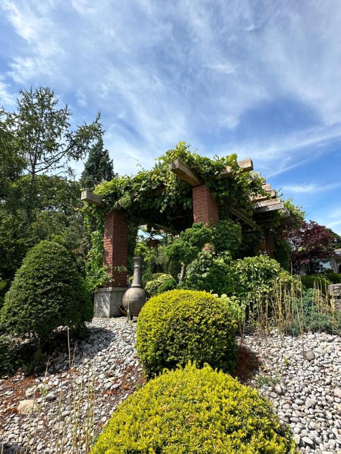The Wind In The Willows - Luxury Lakefront Oasis Bed & Breakfast Cobourg Eksteriør bilde
