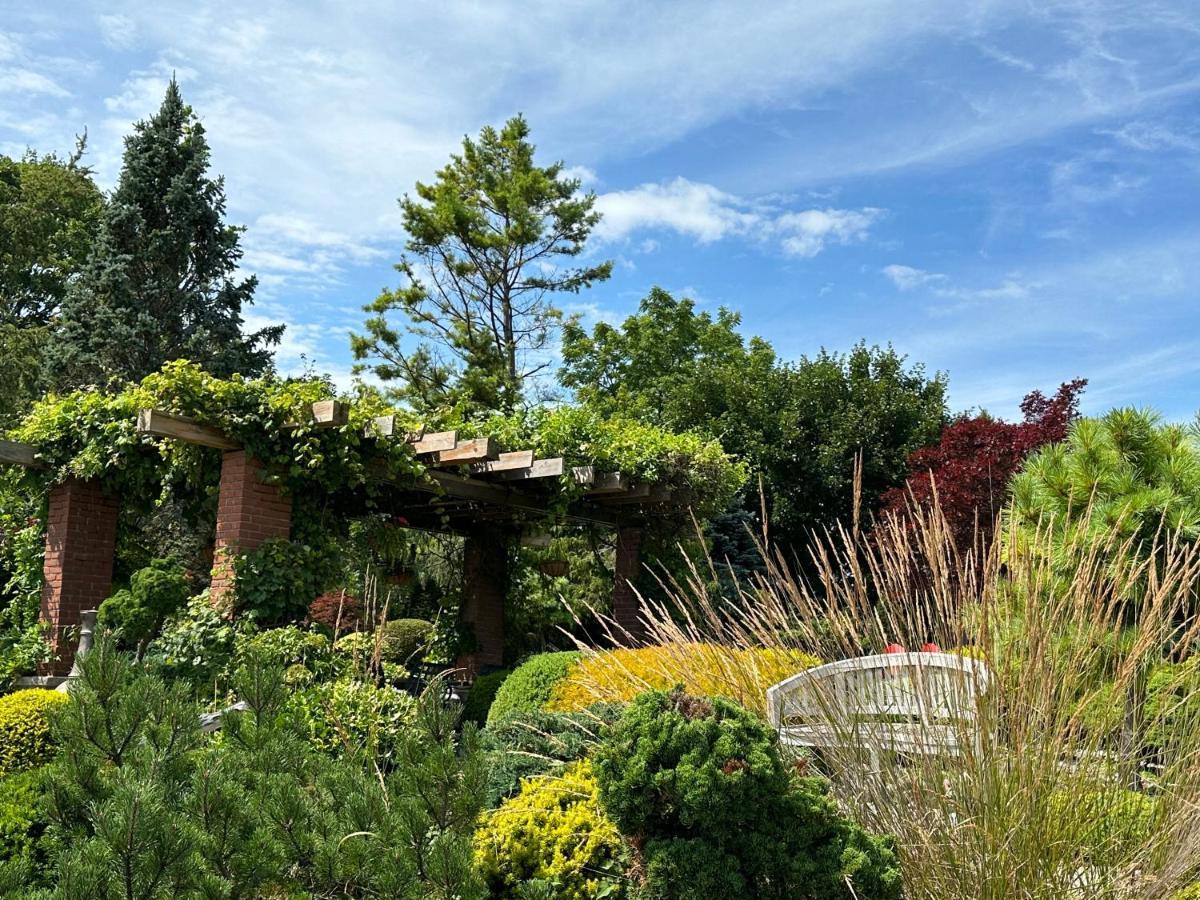 The Wind In The Willows - Luxury Lakefront Oasis Bed & Breakfast Cobourg Eksteriør bilde